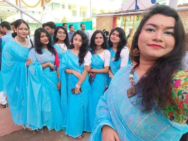 স্টাইলিশ চুমকি শাড়ি