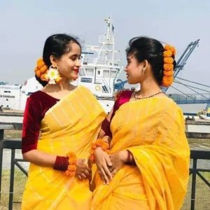 স্টাইলিশ চুমকি শাড়ি