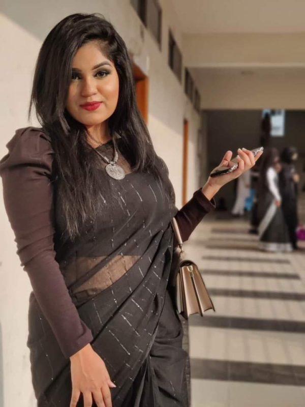 স্টাইলিশ চুমকি শাড়ি