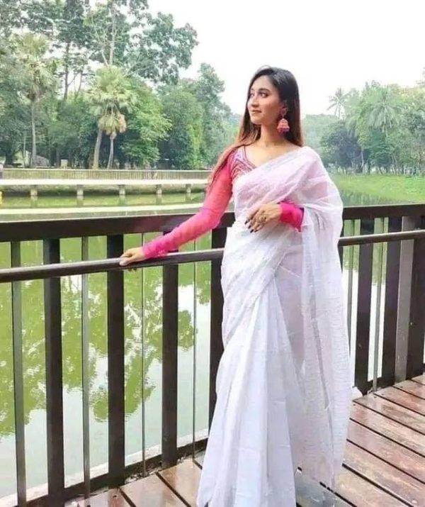 স্টাইলিশ চুমকি শাড়ি