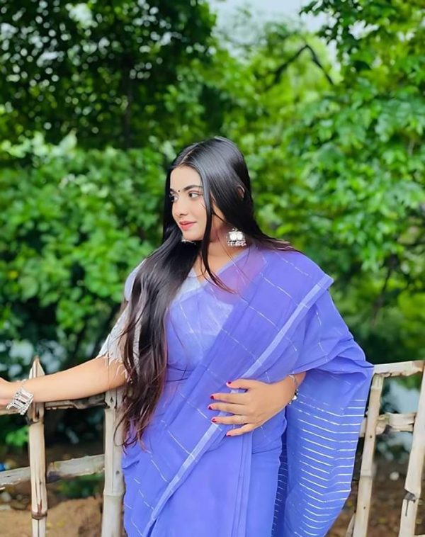 স্টাইলিশ চুমকি শাড়ি