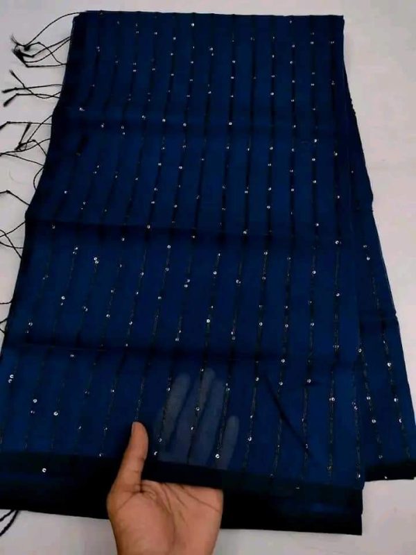 স্টাইলিশ চুমকি শাড়ি