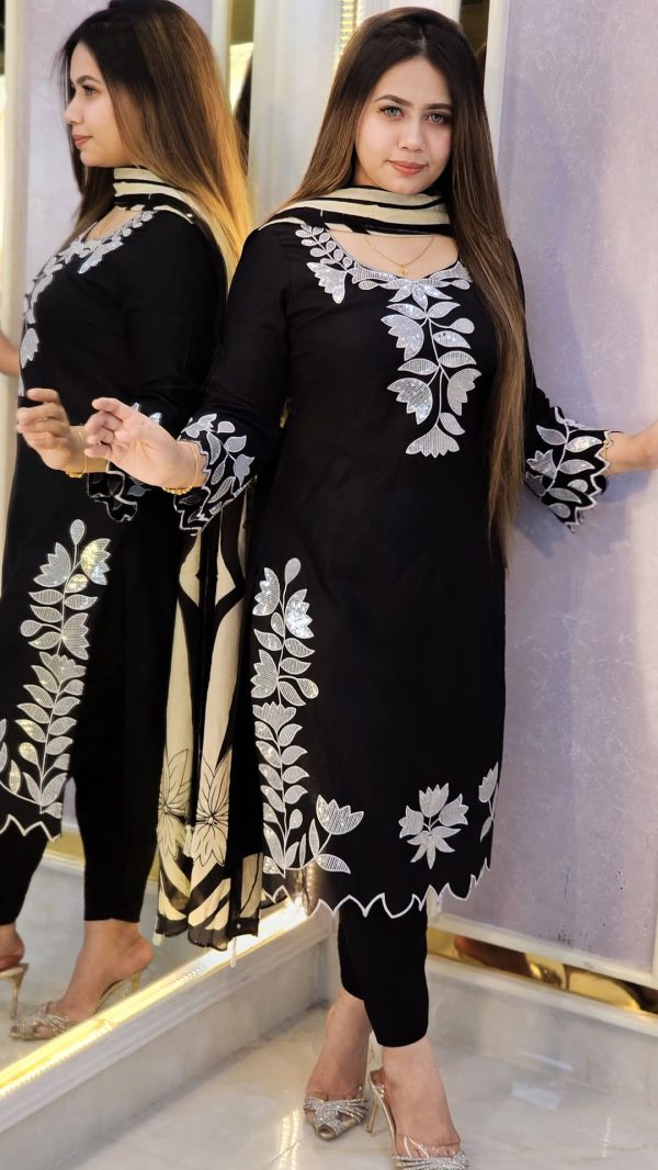 এমব্রয়ডারি কাজ করা রেডি থ্রি-পিস - Image 3