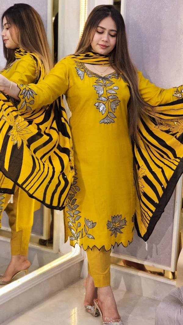 এমব্রয়ডারি কাজ করা রেডি থ্রি-পিস