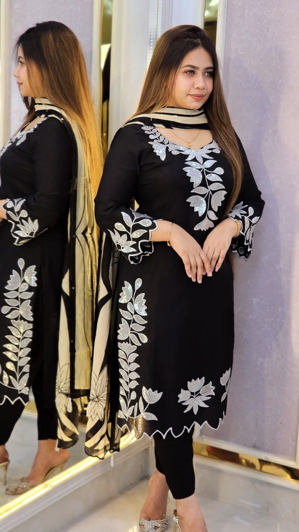 এমব্রয়ডারি কাজ করা রেডি থ্রি-পিস