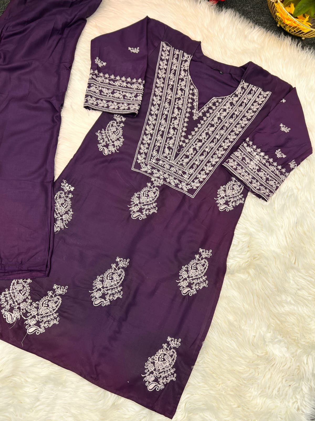 সম্পূর্ণ লেটেস্ট V গলা ডিজাইনের সম্পূর্ণ রেডি করা টু পিস - Image 3